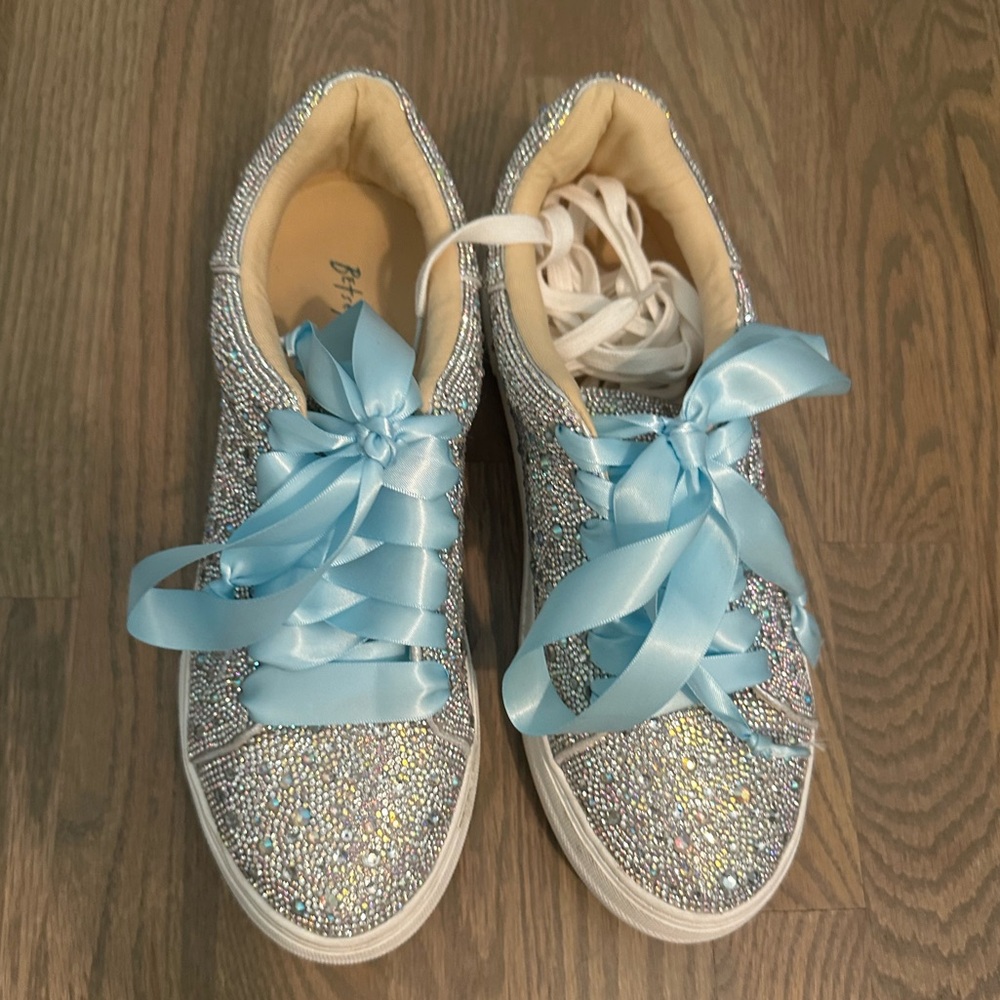 Betsey Johnson's SIDNY is a stand out sneaker with Blue Ribbon size 9.5